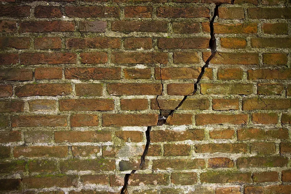 wall with ominous subsidence crack